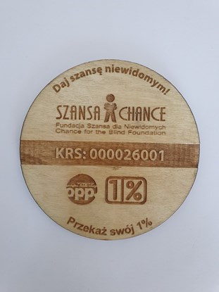 Picture of Podkładka okrągła, drewniana, grawerowana - logo Fundacji Szansa dla Niewidomych i jej KRS