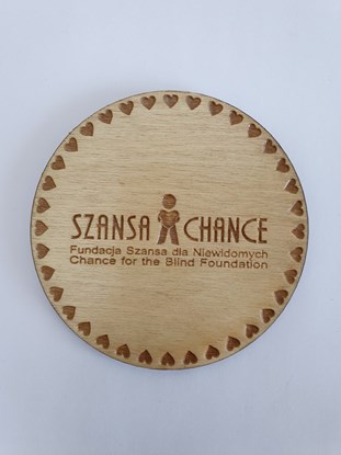 Picture of Podkładka okrągła, drewniana, grawerowana - logo i nazwa Fundacji Szansa dla Niewidomych