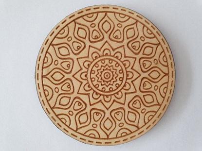 Obrazek Podkładka okrągła, drewniana, grawerowana - ornament rozeta