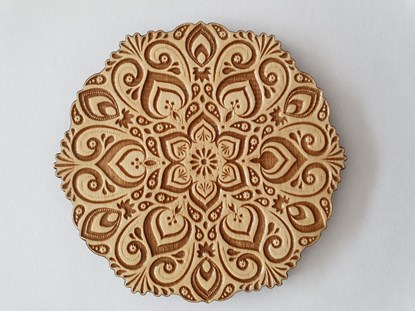 Obrazek Podkładka okrągła, drewniana, grawerowana - ornament wycinanka kurpiowska
