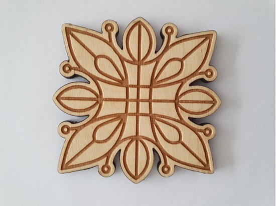 Obrazek Podkładka drewniana, grawerowana - ornament kwiatowy lub geometryczny