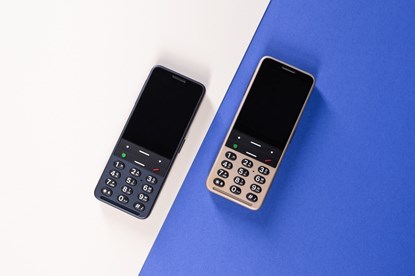 grafika przedstawia dwa modele telefonu BlindShell Classic 3 w kolorze złotym i ciemnoniebieskim