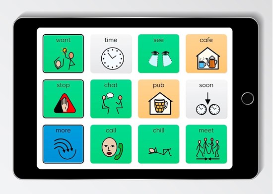 Ekran główny programu komunikacyjnego Grid 3 z dużymi ikonami szybkiej komunikacji